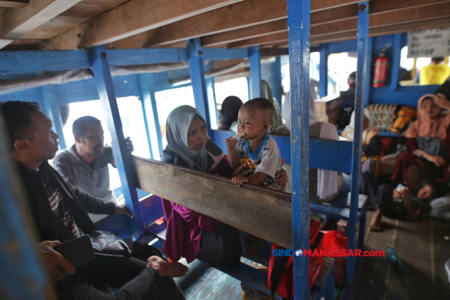 Suasana penumpang di Kapal Motor Sinar tujuan Pulau Kodingareng, Makassar, Kamis (4/4/2023).