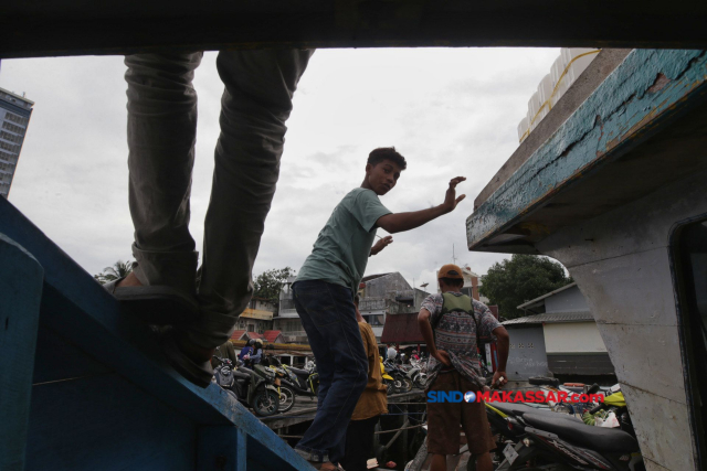 Suasana penumpang di Kapal Motor Sinar tujuan Pulau Kodingareng, Makassar, Kamis (4/4/2023).