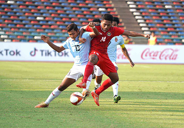 Aksi pemain Timnas Indonesia U-22, Muhammad Fajar Fathur Rachman (14) saat melawan Timnas Myanmar U-22.