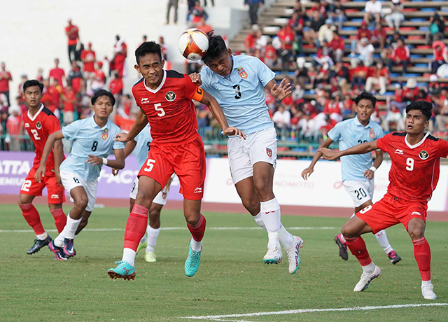 Aksi kapten Timnas Indonesia U-22, Rizky Ridho Ramadhani (5) saat melawan Timnas Myanmar U-22.