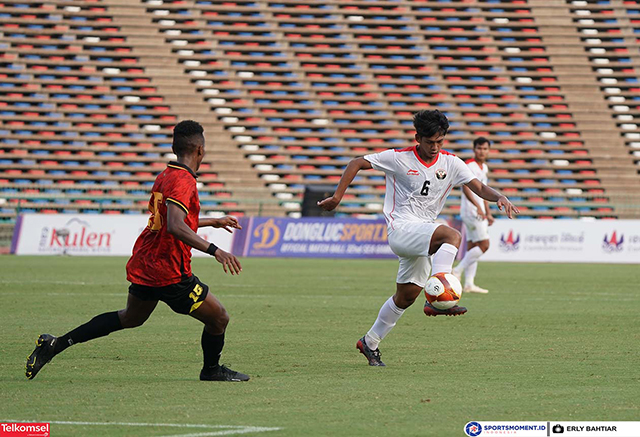 Aksi pemain Timnas Indonesia U-22, Ananda Raehan Alief (6) saat melawan Timnas Timor Leste U-22.