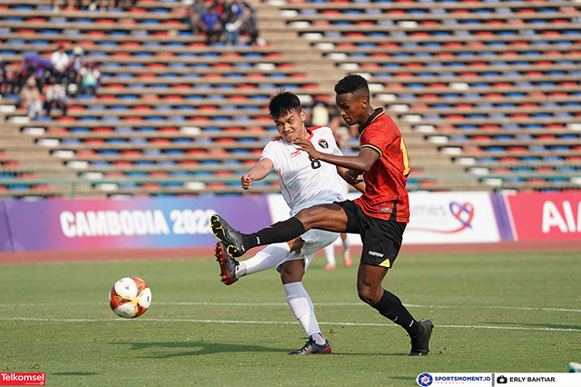 Aksi pemain Timnas Indonesia U-22, Witan Sulaeman (8) saat melawan Timnas Timor Leste U-22.