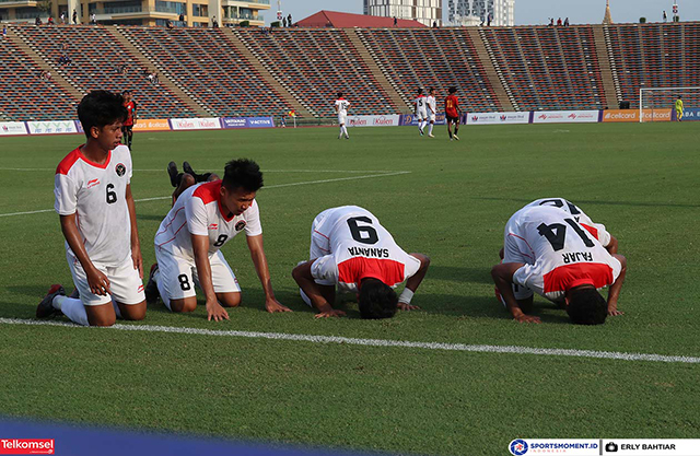 Sujud syukur para pemain Timnas Indonesia U-22, setelah berhasil menciptakan gol ke gawang Timnas Timor Leste U-22.