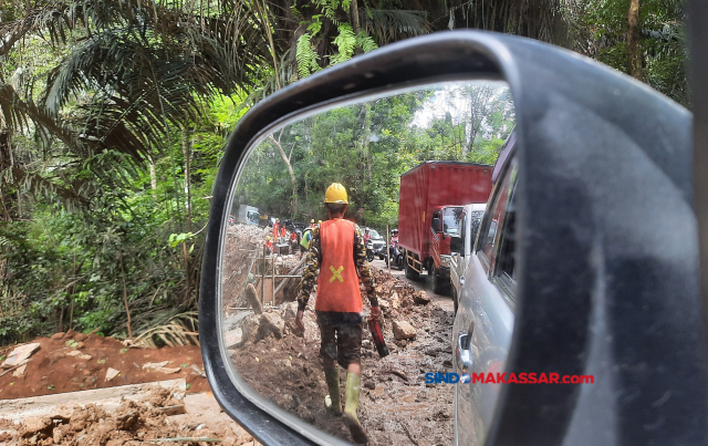Sejumlah kendaraan terjebak macet di wilayah Camba Jalan Poros Maros-Bone, Kamis (11/4/2023).