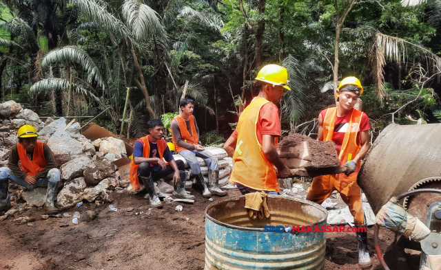 Sejumlah kendaraan terjebak macet di wilayah Camba Jalan Poros Maros-Bone, Kamis (11/4/2023).