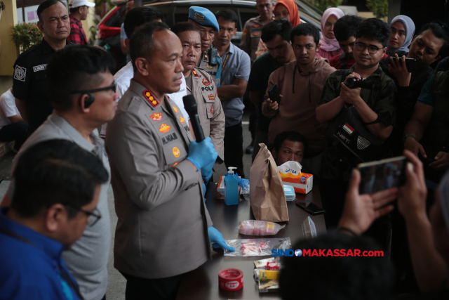 Kapolrestabes Makassar, Kombes Pol Mokhamad Ngajib, merilis pelaku dan barang bukti narkoba jenis sabu di Mapolrestabes Makassar, Kamis (11/5/2023).