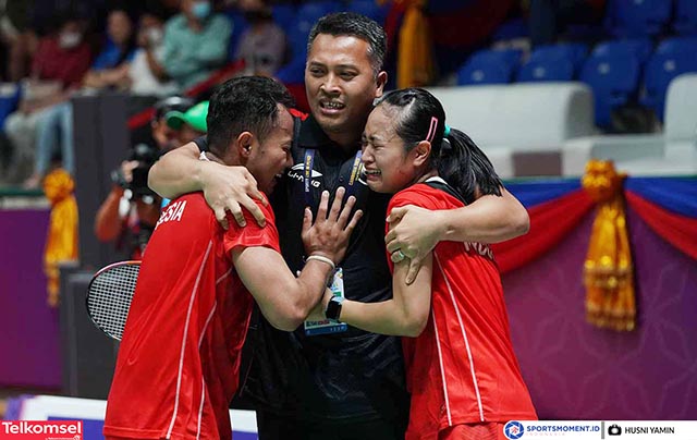 Pasangan Ganda Campuran Indonesia, Rehan Naufal Kusharjanto/Lisa Ayu Kusumawati berhasil meraih medali emas cabang olahraga (cabor) bulutangkis setelah di final mengalahkan pasangan Malaysia, Roy King Yap / Cheng Su Yin melalui pertarungan tiga gim 20-22, 21-8 dan 21-16 pada gelaran SEA Games 2023 Kamboja, di Morodok Techo Stadium, Badmintom Hall, Phnom Penh, Selasa (16/5/2023).