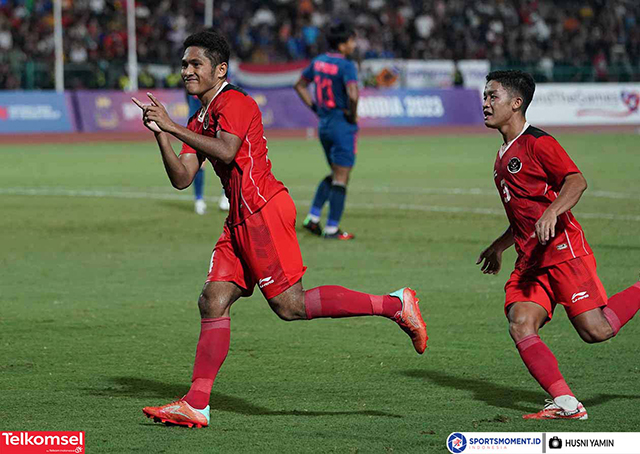 Pesepakbola Indonesia, M Fajar Fathur Rachman selebrasi setelah mencetak gol ketiga ke egawang Thailand pada gelaran SEA Games 2023 Kamboja di Olympic National Stadium, Phnom Penh, Selasa (16/5/2023).