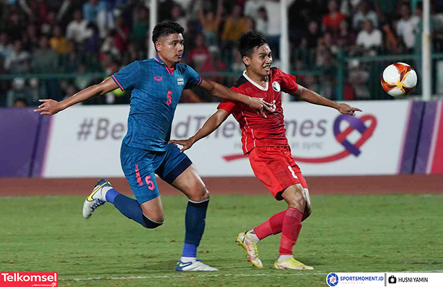 Pesepakbola Indonesia, Witan Sulaeman (merah) berebut bola dengan pemain Thailand pada gelaran SEA Games 2023 Kamboja di Olympic Stadium, Phnom Penh, Selasa (16/5/2023).