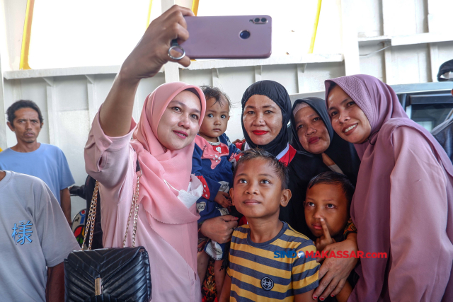 Sejumlah keluarga dan kerabat Jemaah Calon Haji (JCH) Kabupaten Kepulauan Selayar mengantar JCH yang menggunakan kapal ferry KMP. Bontoharu di Pelabuhan Pamatata, Kabupaten Selayar, Sulawesi Selatan, Selasa (23/5/2023).