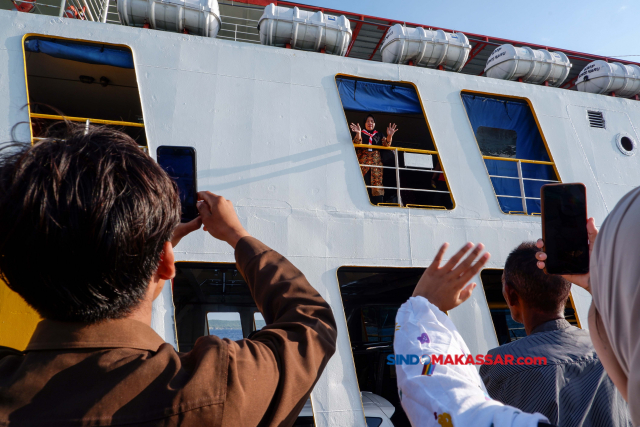 Sejumlah keluarga dan kerabat Jemaah Calon Haji (JCH) Kabupaten Kepulauan Selayar mengantar JCH yang menggunakan kapal ferry KMP. Bontoharu di Pelabuhan Pamatata, Kabupaten Selayar, Sulawesi Selatan, Selasa (23/5/2023).