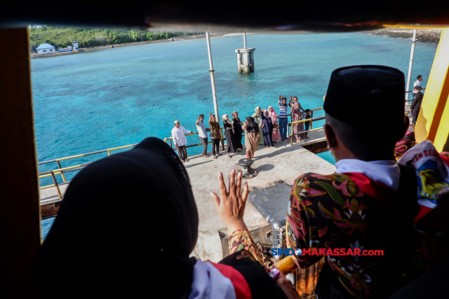 Sejumlah keluarga dan kerabat Jemaah Calon Haji (JCH) Kabupaten Kepulauan Selayar mengantar JCH yang menggunakan kapal ferry KMP. Bontoharu di Pelabuhan Pamatata, Kabupaten Selayar, Sulawesi Selatan, Selasa (23/5/2023).