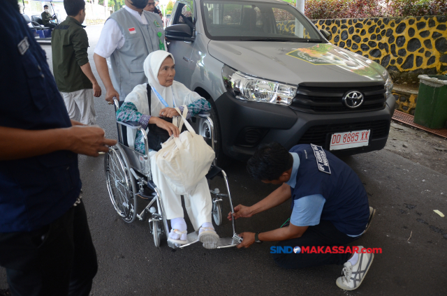 Suasana calon jemaah haji (CJH)saat tiba di Asrama Haji Sudiang, Makassar, Selasa (23/5/2023).