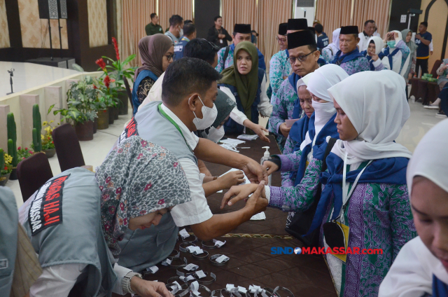 Suasana calon jemaah haji (CJH)saat tiba di Asrama Haji Sudiang, Makassar, Selasa (23/5/2023).