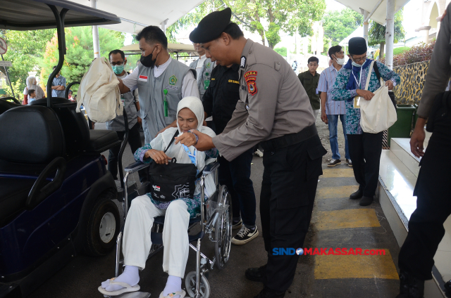Suasana calon jemaah haji (CJH)saat tiba di Asrama Haji Sudiang, Makassar, Selasa (23/5/2023).