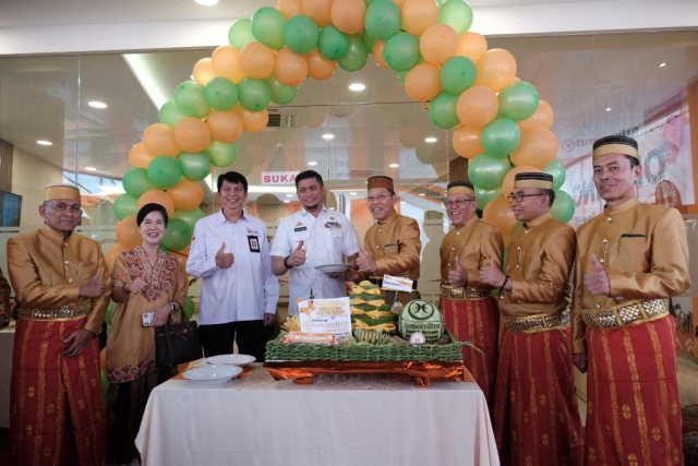 Hadir dalam kesempatan itu Komisaris Utama Yongris, Direktur Utama I Nyoman Supartha, Bupati Gowa Adnan Purichta Ichsan, Forkopimda Gowa, Kepala Kantor OJK Regional 6 Sulampua Darwisman, dan pimpinan beberapa perbankan lainnya.