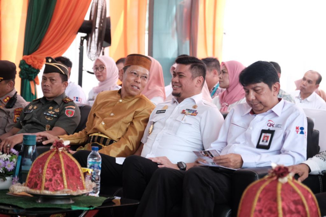 Hadir dalam kesempatan itu Komisaris Utama Yongris, Direktur Utama I Nyoman Supartha, Bupati Gowa Adnan Purichta Ichsan, Forkopimda Gowa, Kepala Kantor OJK Regional 6 Sulampua Darwisman, dan pimpinan beberapa perbankan lainnya.