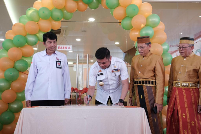 Bank Perkreditan Rakyat (BPR) Hasamitra melakukan grand opening kantor baru di jalan Usman Salengke No 2, Kabupaten Gowa, Sulawesi Selatan, Rabu (24/5/2023).