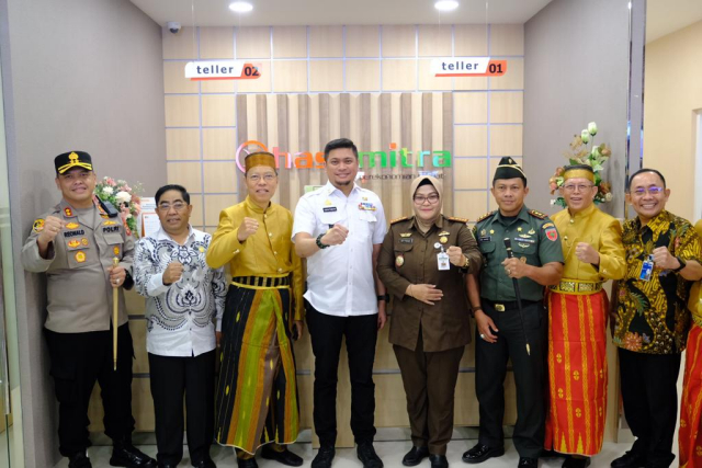 Hadir dalam grand opening BPR Hasamitra yaitu Komisaris Utama Yongris, Direktur Utama I Nyoman Supartha, Bupati Gowa Adnan Purichta Ichsan, Forkopimda Gowa, Kepala Kantor OJK Regional 6 Sulampua Darwisman, dan pimpinan beberapa perbankan lainnya.