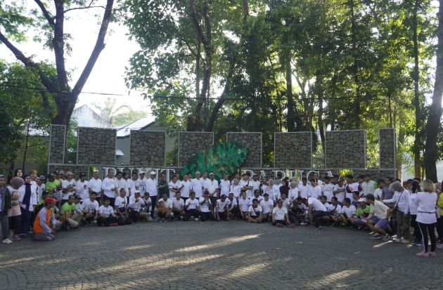 Manajemen Bukit Baruga berfoto bersama warga di sela puncak perayaan HUT ke-31 Bukit Baruga. Foto/Muchtamir Zaide