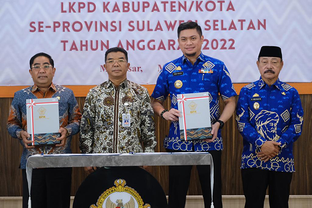 Opini WTP atas Laporan Keuangan Pemerintah Daerah (LKPD) Tahun Anggaran 2022 ini diberikan langsung Kepala BPK RI Sulsel, Amin Adab Bangun kepada Bupati Gowa Adnan Purichta Ichsan didampingi Wakilnya Abd Rauf Malaganni pada Serah Terima Laporan Hasil Pemeriksaan LKPD Kabupaten/Kota se-Provinsi Sulawesi Selatan Tahun Anggaran 2022, di Kantor BPK Sulsel, Jumat (26/5/2023).