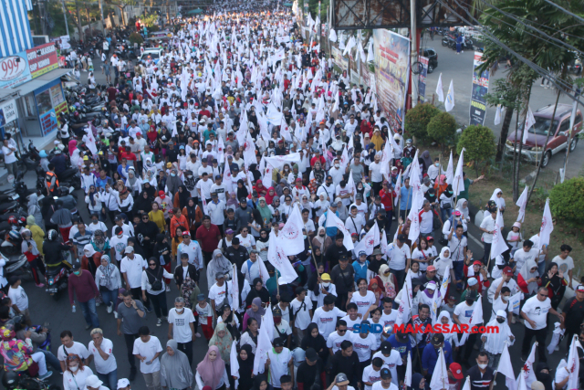 Ribuan warga megikuti jalan santai di Anjungan Pantai Losari, Makassar, Minggu (28/5/2023).