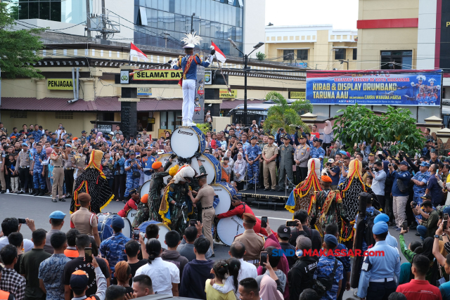 Sejumlah Cakra Wahana Paksa Taruna Akademi Angkatan Udara melaksanakan kirab dan display drumband di Jalan Ahmad Yani, Makassar, Senin (29/5/2023).