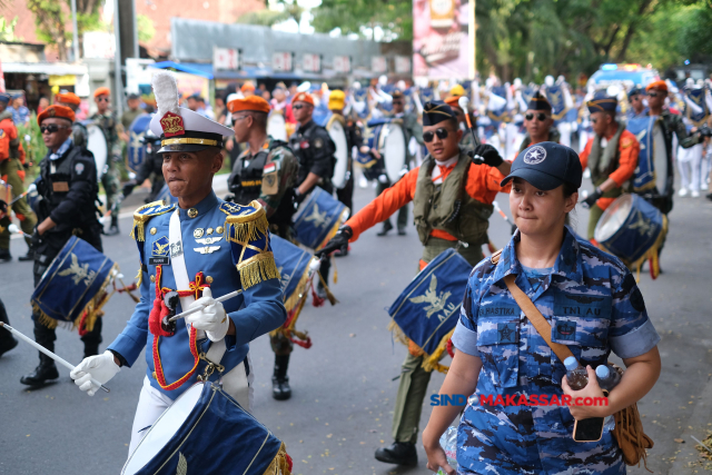 Sejumlah Cakra Wahana Paksa Taruna Akademi Angkatan Udara melaksanakan kirab dan display drumband di Jalan Ahmad Yani, Makassar, Senin (29/5/2023).