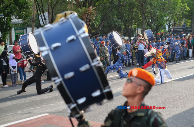 Sejumlah Cakra Wahana Paksa Taruna Akademi Angkatan Udara melaksanakan kirab dan display drumband di Jalan Ahmad Yani, Makassar, Senin (29/5/2023).