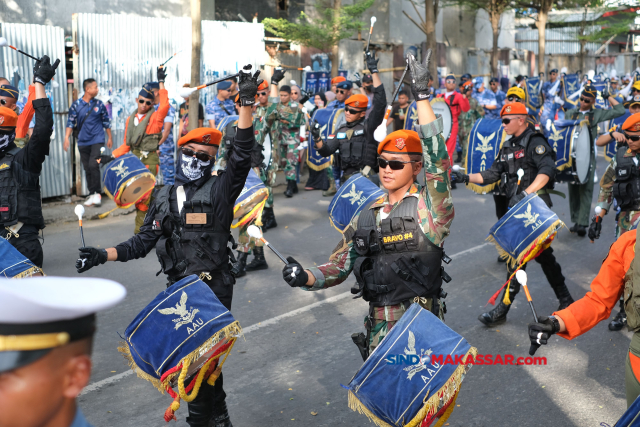 Sejumlah Cakra Wahana Paksa Taruna Akademi Angkatan Udara melaksanakan kirab dan display drumband di Jalan Ahmad Yani, Makassar, Senin (29/5/2023).