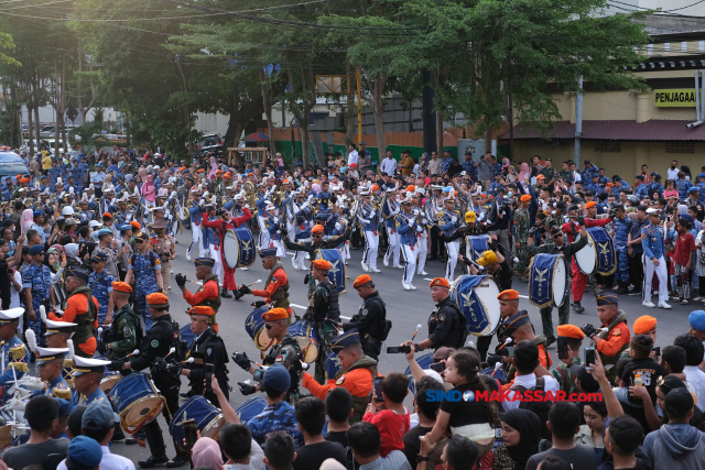 Taruna Akademi Angkatan Udara Hibur Warga Makassar