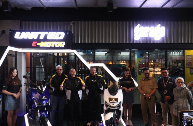 Jajaran pimpinan Kalla Group hadir saat Kalla Kars melakukan launching United E-Motor di Arcade MaRI, Selasa (30/5/2023).