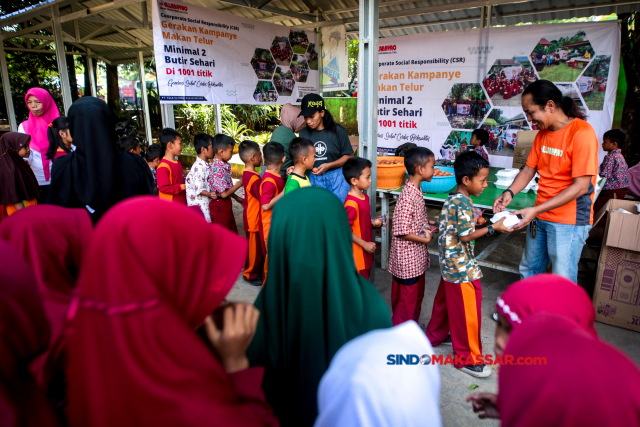 Sejumlah siswa siswi mengantri untuk menerima paket telur ayam omega3 dan nasi kotak yang dibagikan secara gratis di Halaman Sekolah Dasar Inpres Moncong Moncong, Kabupaten Gowa, Rabu (31/5/2023).