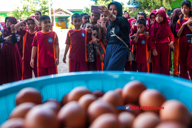 Sejumlah siswa siswi mengantri untuk menerima paket telur ayam omega3 dan nasi kotak yang dibagikan secara gratis di Halaman Sekolah Dasar Inpres Moncong Moncong, Kabupaten Gowa, Rabu (31/5/2023).