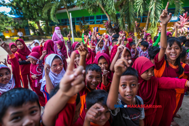 Sejumlah siswa siswi mengantri untuk menerima paket telur ayam omega3 dan nasi kotak yang dibagikan secara gratis di Halaman Sekolah Dasar Inpres Moncong Moncong, Kabupaten Gowa, Rabu (31/5/2023).