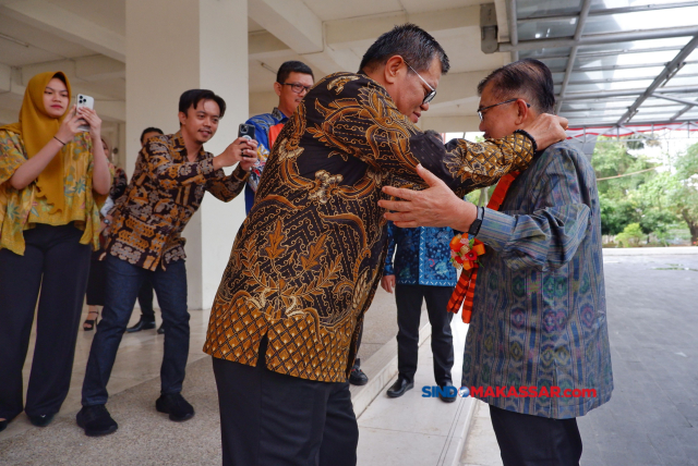 Rektor UNM, Prof Husain Syam menyambut Wakil Presiden (Wapres) Indonesia ke 10 dan 12, Muhammad Jusuf Kalla (JK) di kampus UNM Jumat (2/6/2023).