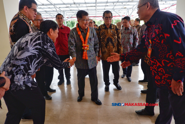 Rektor UNM, Prof Husain Syam menyambut Wakil Presiden (Wapres) Indonesia ke 10 dan 12, Muhammad Jusuf Kalla (JK) di kampus UNM Jumat (2/6/2023).