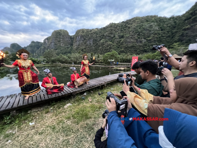 Atraksi Pepe-pepeka ri Makka di Kawasan Karst Rammang-rammang Penari Pepe-pepeka ri Makka beraktraksi sambil menyemburkan api di kawasan Karts Rammang Rammang, Kabupaten Maros, Sulawesi Selatan, Sabtu (3/6/2023).