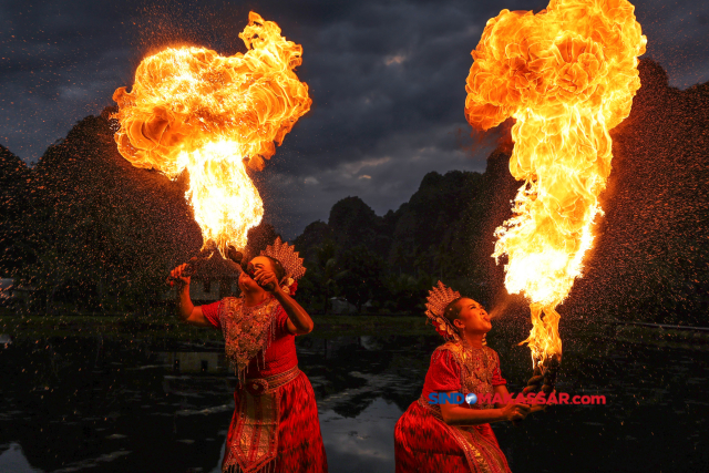 Atraksi Pepe-pepeka ri Makka di Kawasan Karst Rammang-rammang Penari Pepe-pepeka ri Makka beraktraksi sambil menyemburkan api di kawasan Karts Rammang Rammang, Kabupaten Maros, Sulawesi Selatan, Sabtu (3/6/2023).