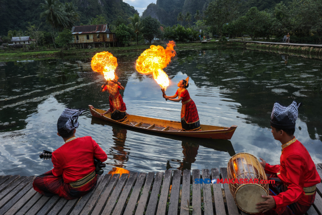 Atraksi Pepe-pepeka ri Makka di Kawasan Karst Rammang-rammang Penari Pepe-pepeka ri Makka beraktraksi sambil menyemburkan api di kawasan Karts Rammang Rammang, Kabupaten Maros, Sulawesi Selatan, Sabtu (3/6/2023).