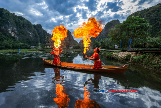 Atraksi Pepe-pepeka ri Makka di Kawasan Karst Rammang-rammang Penari Pepe-pepeka ri Makka beraktraksi sambil menyemburkan api di kawasan Karts Rammang Rammang, Kabupaten Maros.