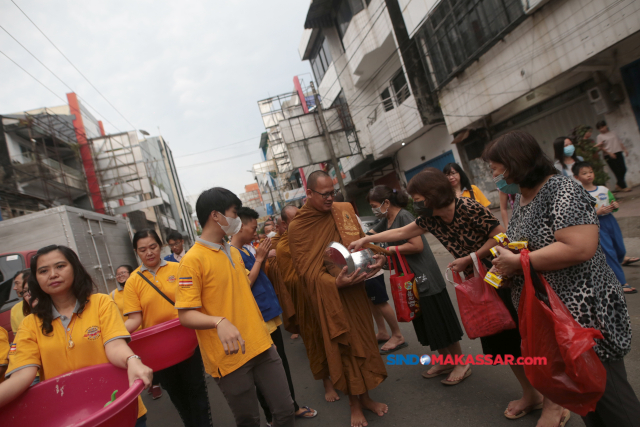 Sejumlah biksu menerima sedekah atau derma dari umat Buddha saat prosesi Pindapata Gema Waisak di Makassar, Sulawesi Selatan, Minggu (4/6/2023).