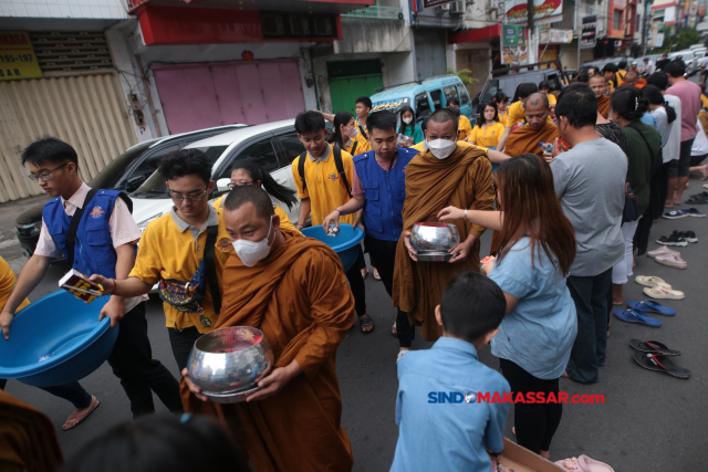 Sejumlah biksu menerima sedekah atau derma dari umat Buddha saat prosesi Pindapata Gema Waisak di Makassar, Sulawesi Selatan, Minggu (4/6/2023).