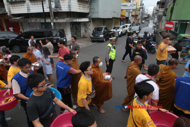 Prosesi yang merupakan rangkaian peringatan Waisak 2567 BE/2023 tersebut diikuti ratusan umat Buddha dengan berbagi kepada sesama sebagai ungkapan rasa syukur.