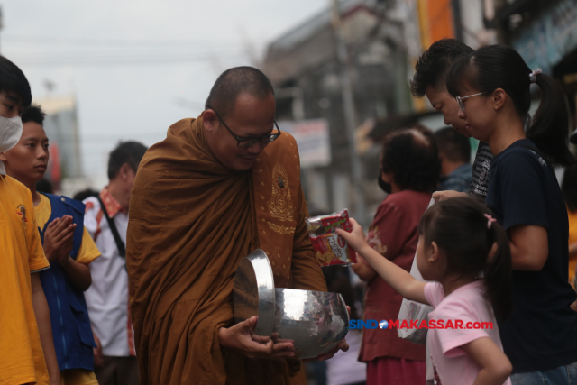 Sejumlah biksu menerima sedekah atau derma dari umat Buddha saat prosesi Pindapata Gema Waisak di Makassar, Sulawesi Selatan, Minggu (4/6/2023).