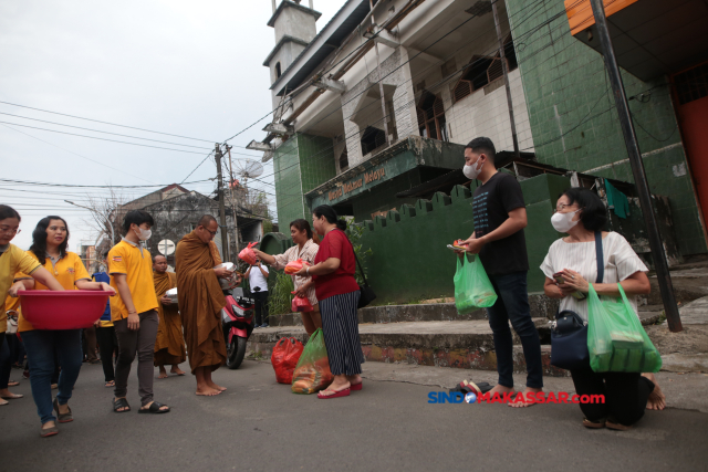 Sejumlah biksu menerima sedekah atau derma dari umat Buddha saat prosesi Pindapata Gema Waisak di Makassar, Sulawesi Selatan, Minggu (4/6/2023).