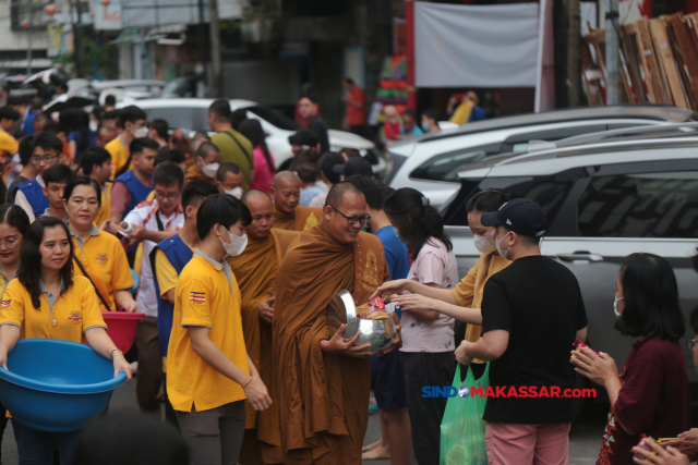 Prosesi yang merupakan rangkaian peringatan Waisak 2567 BE/2023 tersebut diikuti ratusan umat Buddha dengan berbagi kepada sesama sebagai ungkapan rasa syukur.