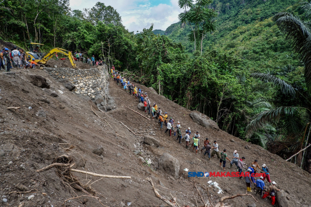 Gotong royong antara TNI-Polri bersama masyarakat di TNI Manunggal Membangun Desa (TMMD) ke-116 di Desa Gattareng Matinggi, Kecamatan Mallawa, Kabupaten Maros, Minggu (4/6/2023).