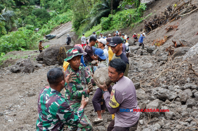 Gotong royong antara TNI-Polri bersama masyarakat di TNI Manunggal Membangun Desa (TMMD) ke-116 di Desa Gattareng Matinggi, Kecamatan Mallawa, Kabupaten Maros, Minggu (4/6/2023).