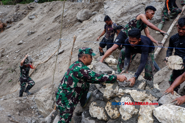 Komandam Kodim 1422/Maros, Letkol Inf Muhammad Hujairin ikut dalam pembuatan Talud bersama anggota Satgas di di Desa Gattareng Matinggi, Kecamatan Mallawa, Kabupaten Maros, Minggu (4/6/2023).